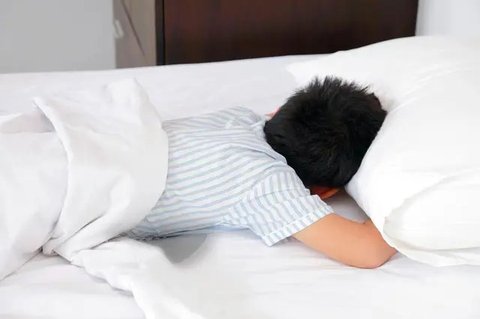 Anak belajar buang air kecil di toilet agar tak mengompol (iStock)