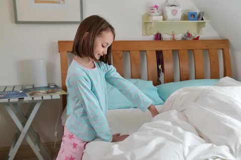 Anak belajar buang air kecil di toilet agar tak mengompol (iStock)