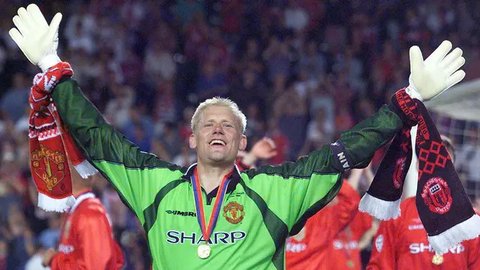 Kiper legendaris Manchester United, Peter Schmeichel mengikuti sesi wawancara khusus bersama awak media di SCTV Tower, Jakarta, Sabtu (5/8/2023) (Bola.com/Abdul Aziz)