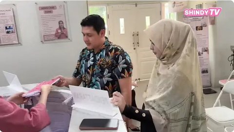 Shindy Putri periksa kandungan di kehamilan kedua ditemani suami. (sumber: YouTube/SHINDY TV)