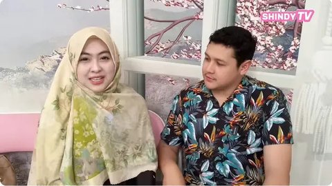 Shindy Putri periksa kandungan di kehamilan kedua ditemani suami. (sumber: YouTube/SHINDY TV)