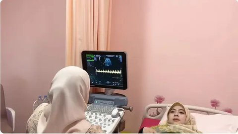 Shindy Putri periksa kandungan di kehamilan kedua ditemani suami. (sumber: YouTube/SHINDY TV)