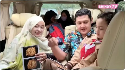 Shindy Putri periksa kandungan di kehamilan kedua ditemani suami. (sumber: YouTube/SHINDY TV)