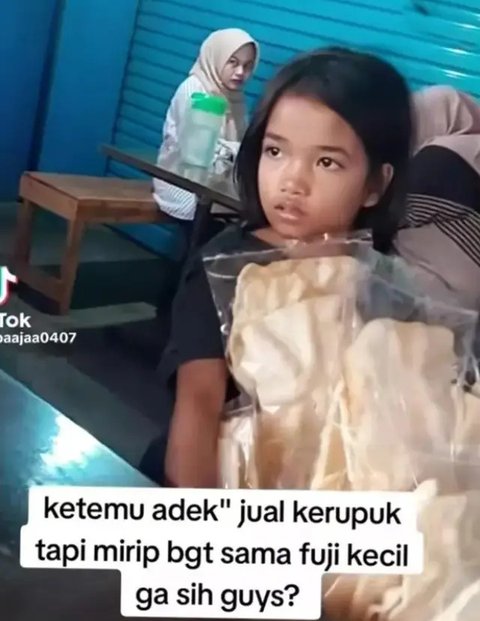Fuji baru saja mengunggah beberapa potret dirinya bermain air di pantai. [Foto: Instagram/fuji_an]