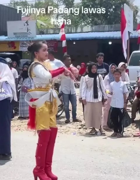 Fuji baru saja mengunggah beberapa potret dirinya bermain air di pantai. [Foto: Instagram/fuji_an]