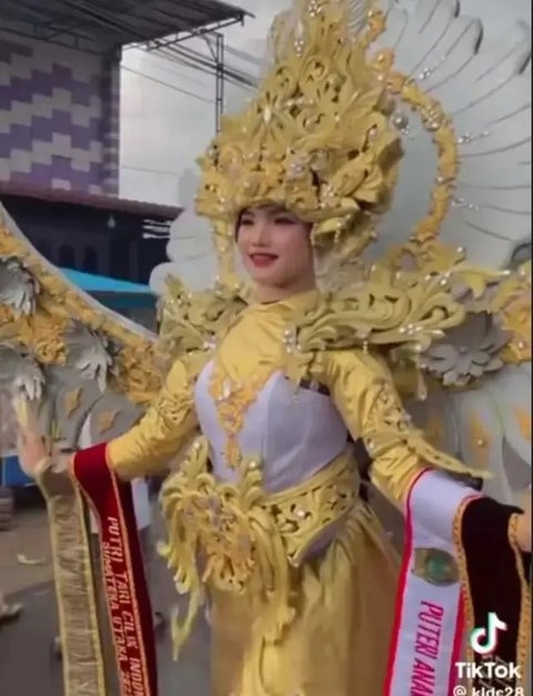 Fuji baru saja mengunggah beberapa potret dirinya bermain air di pantai. [Foto: Instagram/fuji_an]