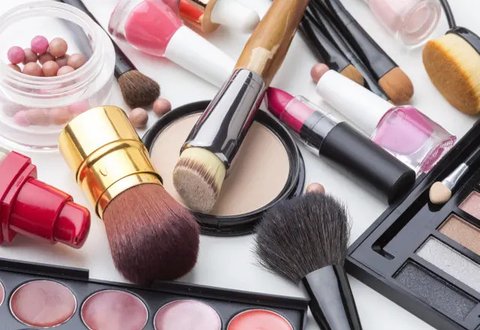 Sahabat Fimela bisa makeup ramah wudhu jika memperhatikan kandungan dan jenis kosmetik yang digunakan. (Foto: Freepik/freepik)
