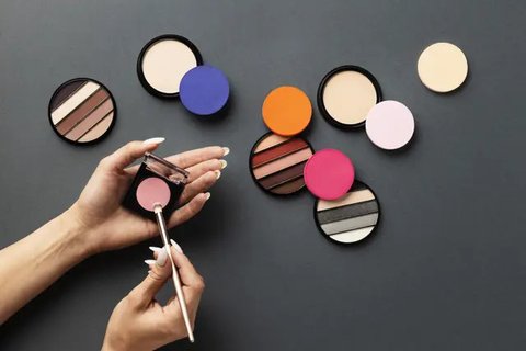 Sahabat Fimela bisa makeup ramah wudhu jika memperhatikan kandungan dan jenis kosmetik yang digunakan. (Foto: Freepik/freepik)