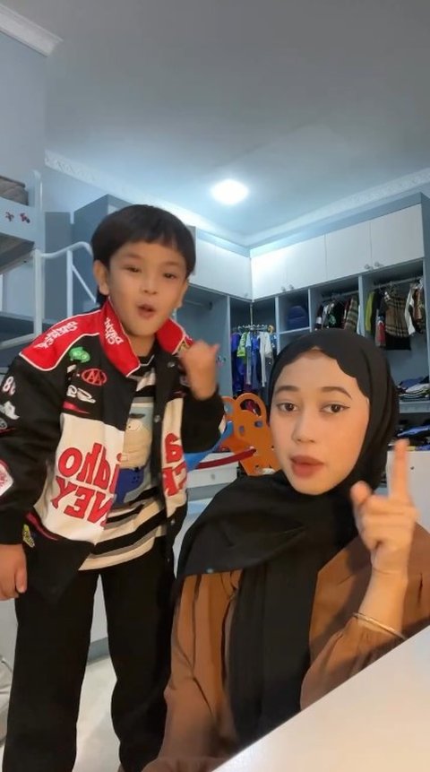 Joget Bareng Pengasuhnya, Gaya Gala Sky bak Anak Bujang - Disebut Jefri Nichol Versi Sachet