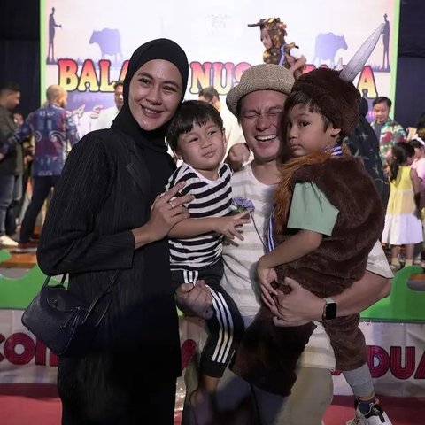 Ibu dua anak ini tampil sangat anggun saat menjadi pembicara sebuah event yang diselenggarakan oleh salah satu bank syariah di Indonesia. (Foto: Instagram/ paula_verhoeven)