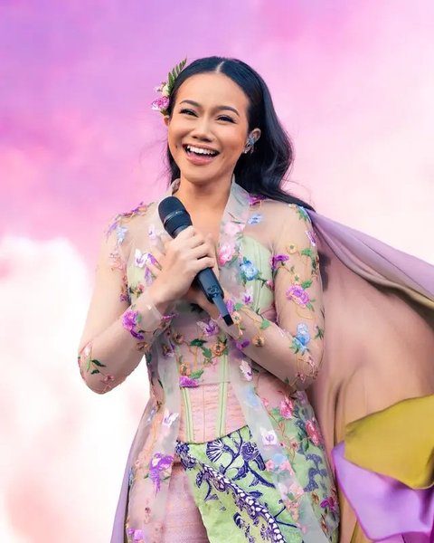 Yura Yunita tampil dengan atasan turtle neck putih lengan panjang, dipadukan bawahan kain merah bercorak putih. [@yurayunita]