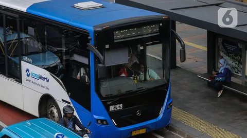 Warga menaiki Bus Transjakarta di kawasan Sudirman, Jakarta, Jumat (4/10/2024). (Liputan6.com/Angga Yuniar)