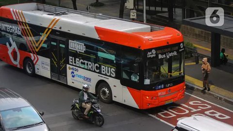 Warga bisa menggunakan transportasi umum, seperti Transjakarta, MRT hingga LRT Jakarta dengan tarif hanya Rp1. (Liputan6.com/Angga Yuniar)