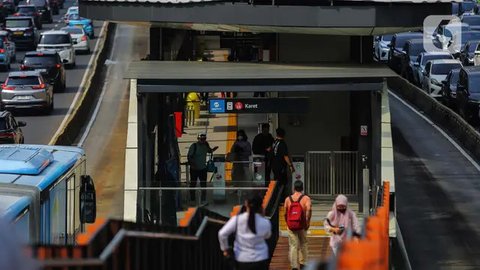 Di sisi lain, operasional Transjakarta yang bersinggungan lokasi HUT ke-79 TNI akan berlaku normal. Namun, akan disesuaikan dengan pengaturan lalu lintas pada saat kegiatan tersebut berlangsung. (Liputan6.com/Angga Yuniar)