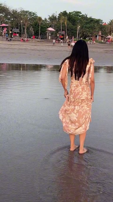 Lucu Banget, Momen Ghea Indrawari Panik Sandalnya Terbawa Arus Saat di Pantai