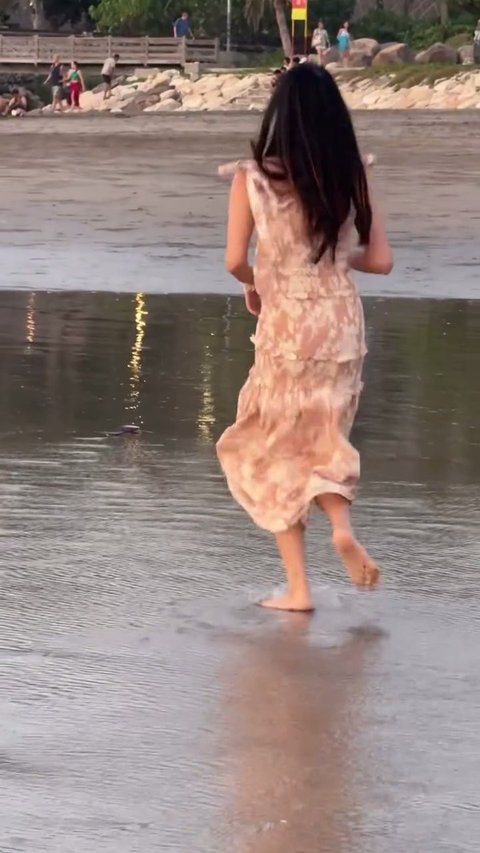 Lucu Banget, Momen Ghea Indrawari Panik Sandalnya Terbawa Arus Saat di Pantai