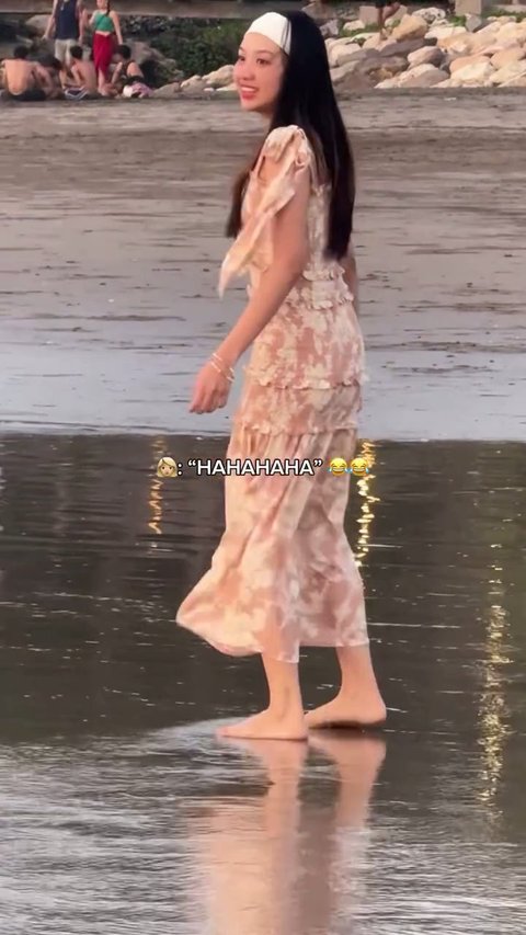 Lucu Banget, Momen Ghea Indrawari Panik Sandalnya Terbawa Arus Saat di Pantai