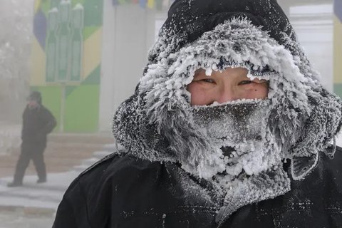 Orang-orang menyekop salju dari jalan layang setelah hujan salju lebat di Yantai, di provinsi Shandong, China timur pada 20 Desember 2023. Suhu di kota-kota di China utara mencapai rekor tere