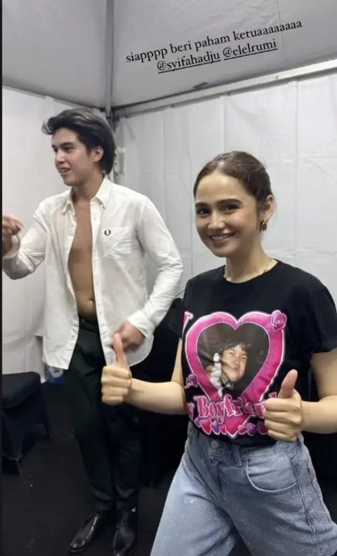 Pasangan baru El Rumi-Syifa Hadju pakai OOTD couple bernuansa beige. El Rumi pakai polo shirt yang simple, sedangkan Syifa Hadju kenakan tweed sleeveless top dan loose pants. [@elelrumi]
