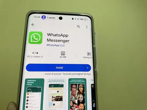 Warga mencoba mengakses aplikasi Whatsapp di Jakarta, Selasa (25/10). Platform pesan instan WhatsApp dilaporkan error, Selasa (25/10/2022) siang. Tak hanya di Indonesia, WhatsApp juga dilapor