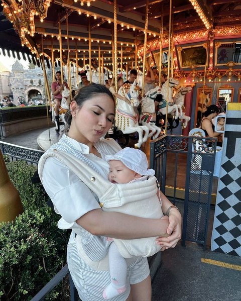 Ya, belum lama ini Jessica dan suami mengajak Kyarra ke Disneyland. Si cantik yang biasa disapa Kya itu sempat asyik tertidur di gendongan ibunya.