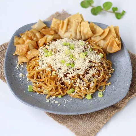 Ilustrasi mie ayam. (Liputan6.com/IG/mariskatracy)