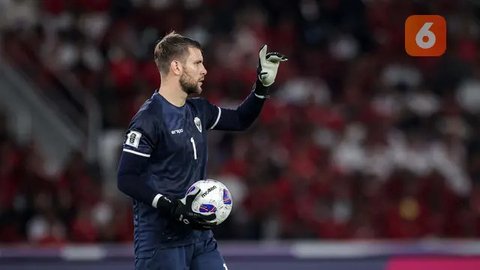 Penjaga gawang Maarten Paes bersiap sebelum menjalani sesi latihan bersama Timnas Indonesia di Stadion Madya, Gelora Bung Karno, Jakarta, Minggu (8/9/2024) petang. (Bola.com/Abdul Aziz)