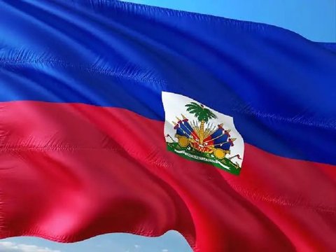 Orang-orang terlihat melarikan diri dari kekerasan geng bersenjata di Haiti dengan sepeda motor dan berjalan kaki. (AP)