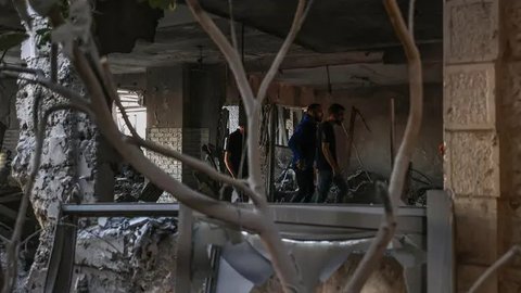 Selain itu, sekitar 240 sandera dibawa dari Israel ke Gaza oleh kelompok militan tersebut. Salah satu tawanan, seorang tentara wanita Israel, berhasil diselamatkan dalam operasi pasukan khusu