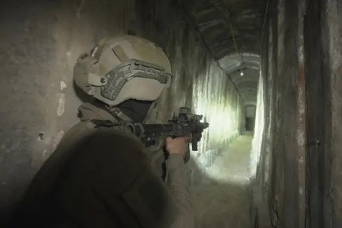 Selain itu, sekitar 240 sandera dibawa dari Israel ke Gaza oleh kelompok militan tersebut. Salah satu tawanan, seorang tentara wanita Israel, berhasil diselamatkan dalam operasi pasukan khusu