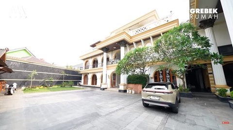Bicara tentang selebriti yang memiliki rumah mewah dan megah, bisa jadi Sule masuk dalam jajarannya. Rumahnya terdiri dari 3 lantai lengkap dengan kolam renang.