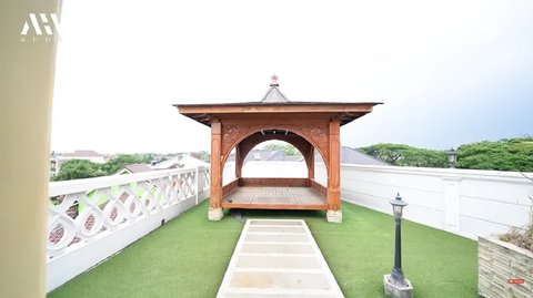 Meski begitu, ada yang dari dulu tak berubah yakni gazebo di lantai 3. Gazebo ini sekarang sudah jarang sekali ditempati. Sule hanya sekali ke sini untuk membuat konten saja.&nbsp;