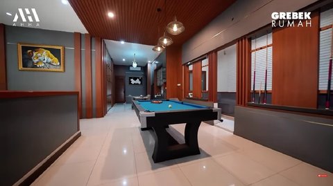 Rumah Sule sekarang juga dilengkapi dengan meja bilyard. Di sini lah Sule biasa habiskan waktu santai. Ia memang lebih banyak berperan di balik layar sekarang.