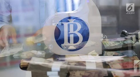 Warga menukarkan uang rupiah kertas baru emisi 2022 di Pasar Senen, Jakarta, Selasa (23/8/2022). Uang rupiah kertas baru emisi 2022 terdiri atas pecahan Rp 100.000, Rp 50.000, Rp 20.000, Rp 1