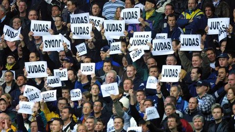 Legenda Real Madrid, Luis Figo, memiliki label tersendiri bagi fans Barcelona. Kepindahannya dari Barcelona ke Real Madrid adalah salah satu drama terbesar di dunia sepak bola, bahkan Figo di