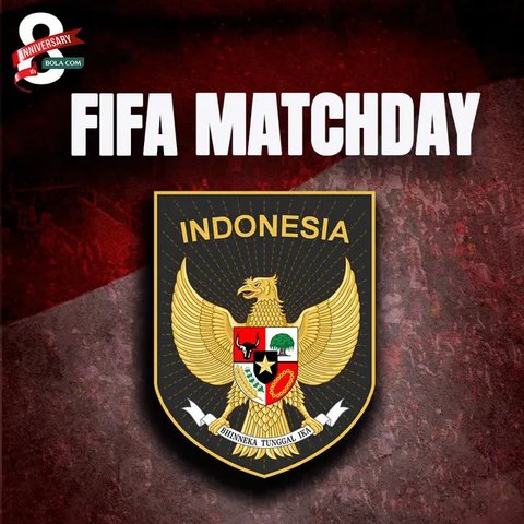 Bek Timnas Indonesia, Gunawan Dwi Cahyo mencoba menghadang pergerakan striker Bahrain, Mohammed Ali dalam laga Kualifikasi Piala Dunia 2014. Laga yang berlangsung di Stadion Nasional Rifaa pa