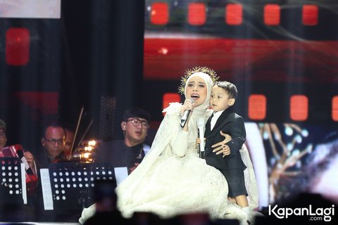 Selain banjir air mata, suasana konser kemudian pecah dengan kehadiran si kecil Levian yang menyapa penonton.