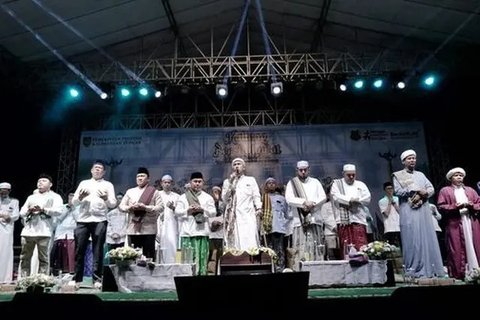 Kuasa hukum dari kantor R &amp; Partners Law Firm, Rahmadi G Lentam dan pelapor Sukarlan F Doemas ditemui usai menyampaikan laporan di Bawaslu Kalteng di Palangka Raya, Kamis (3/10/2024).