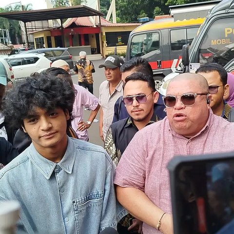 TikTokers Vadel Badjideh bersama penasihat hukumnya, Razman Arif Nasution, menghadiri panggilan Polres Metro Jakarta Selatan, Jumat (4/10/2024). Vadel dipanggil terkait kasus dugaan pencab