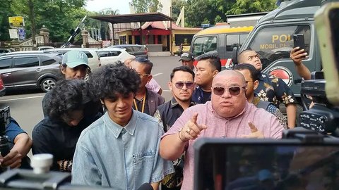 TikTokers Vadel Badjideh bersama penasihat hukumnya, Razman Arif Nasution, menghadiri panggilan Polres Metro Jakarta Selatan, Jumat (4/10/2024). Vadel dipanggil terkait kasus dugaan pencab
