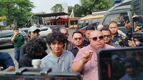 TikTokers Vadel Badjideh bersama penasihat hukumnya, Razman Arif Nasution, menghadiri panggilan Polres Metro Jakarta Selatan, Jumat (4/10/2024). Vadel dipanggil terkait kasus dugaan pencab
