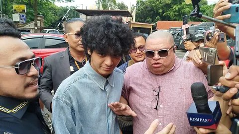 TikTokers Vadel Badjideh bersama penasihat hukumnya, Razman Arif Nasution, menghadiri panggilan Polres Metro Jakarta Selatan, Jumat (4/10/2024). Vadel dipanggil terkait kasus dugaan pencab