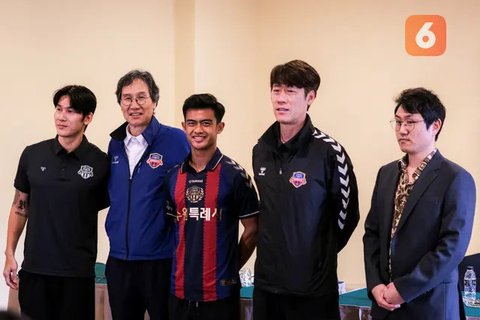 Pratama Arhan (kiri) berbincang dengan rekannya saat laga uji coba antara Suwon FC melawan Bhayangkara FC di Stadion PTIK, Jakarta, Senin (12/02/2024). (Bola.com/Bagaskara Lazuardi)