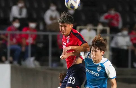 Pratama Arhan (kiri) berbincang dengan rekannya saat laga uji coba antara Suwon FC melawan Bhayangkara FC di Stadion PTIK, Jakarta, Senin (12/02/2024). (Bola.com/Bagaskara Lazuardi)
