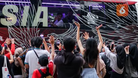 Suporter Timnas Indonesia saat melawan Filipina pada laga terakhir Grup F putaran kedua kualifikasi Piala Dunia 2026 Zona Asia di Stadion Utama Gelora Bung Karno (SUGBK) Senayan, Jakarta,