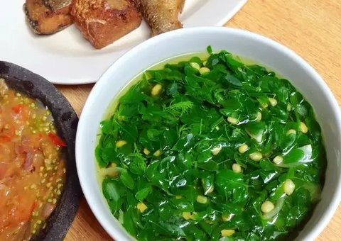 Daun Kelor (Sumber: paulsober.wordpress.com)