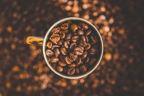 Ilustrasi segelas kopi. (Image by onlyyouqj on Freepik)