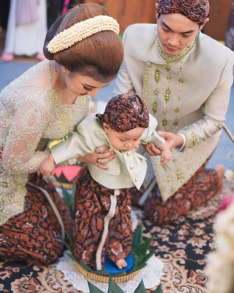 10 Foto Tedak Siten Garuda Anak Tri Suaka dan Nabila Maharani, Sangat Menggemaskan dengan Blangkon yang Dipakai