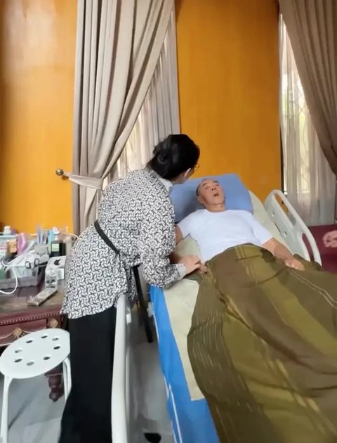 Rieke Diah Pitaloka jenguk Mat Solar. Ia syok mendapati ganti rugi tanah Mat Solar yang dipakai negara untuk Tol Cinere-Serpong hingga kini belum lunas. (Foto: Dok. Instagram @riekediahp)