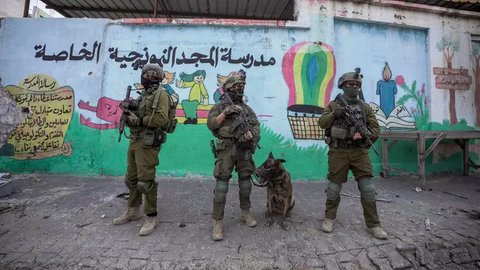 Puluhan orang berunjuk rasa di ibu kota Israel pada Sabtu (14/1/2023), untuk menentang pemerintahan PM Benjamin Netanyahu yang dinilai mengancam nilai-nilai demokrasi. (Dok. AFP)